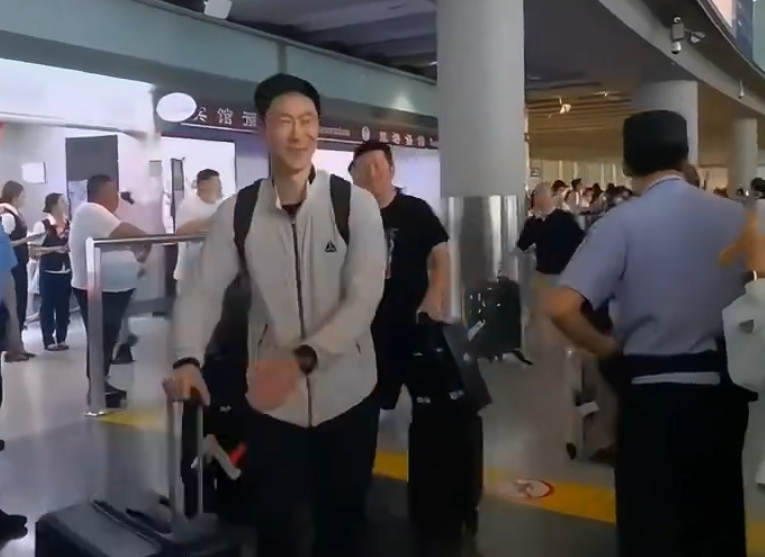IM电竞-国乒落地北京全队洋溢笑容！梁靖崑两儿子接机 王楚钦仍一脸疲惫